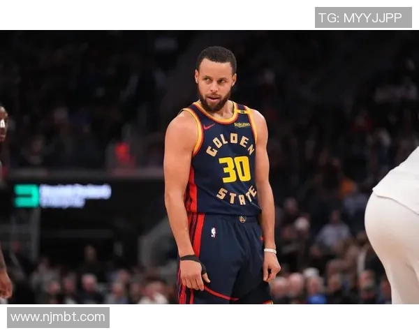 勇士与爵士季后赛第三场激战回顾球星表现与战术分析 勇士与爵士季后赛第三场激战回顾球星表现与战术分析